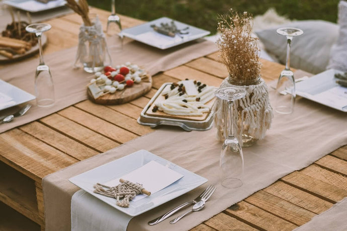Modern Thanksgiving Hosting & Table Ideas