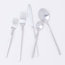 Load image into Gallery viewer, Apsel Flatware (20 Piece Set)
